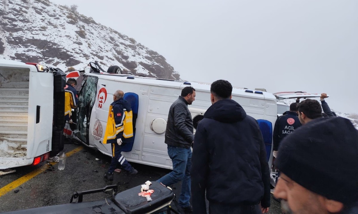 Ambulans ile pikap çarpıştı: 1’i ağır 5 yaralı