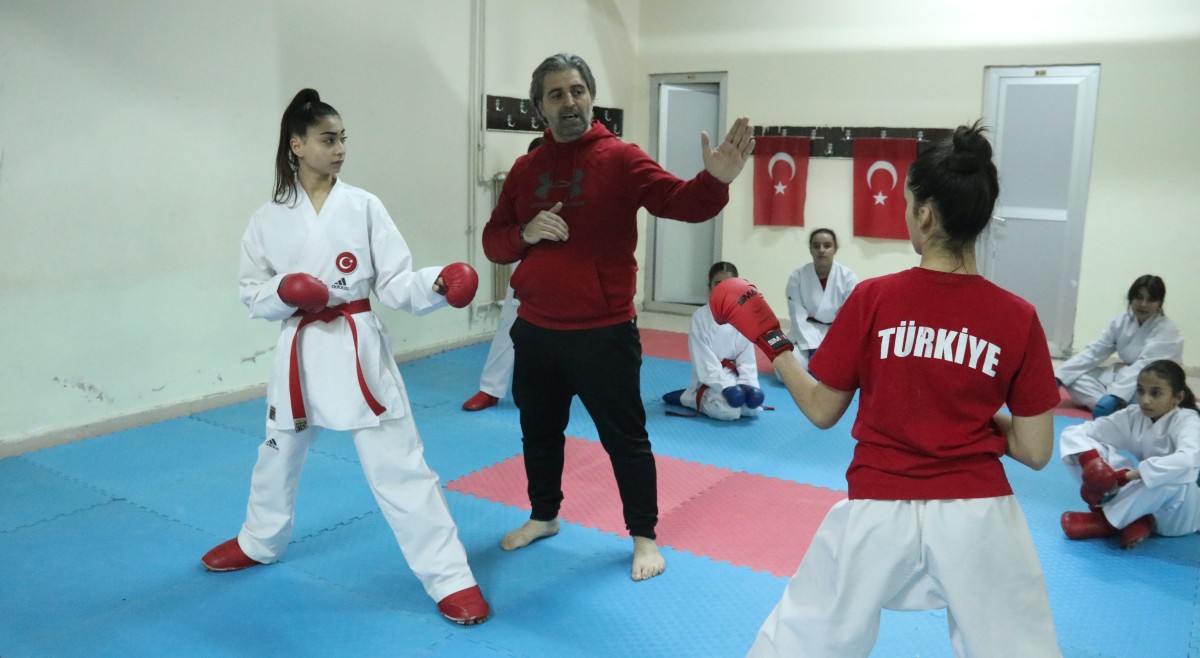  Uluslararası karate turnuvasında altın madalya kazanan Ezel'in hedefi milli takım