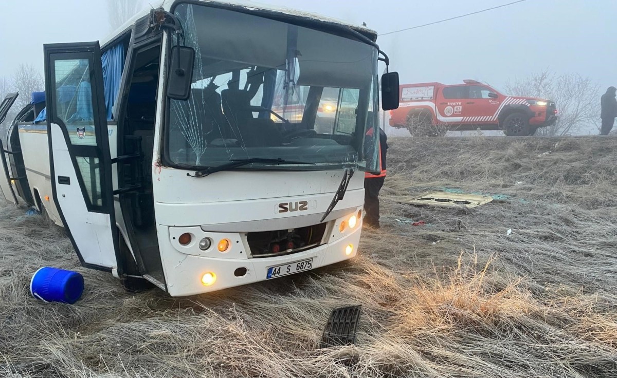 Servis aracı şarampole yuvarlandı: 1 ölü, 16 yaralı
