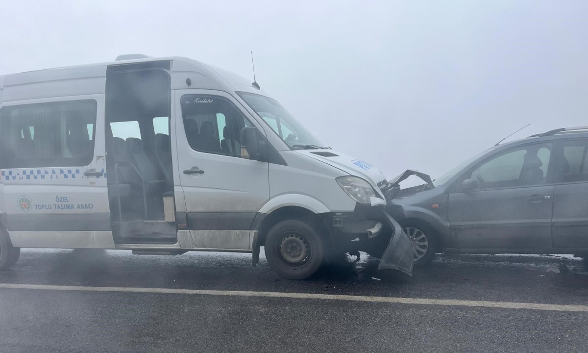 Minibüsle çarpışan otomobilin sürücüsü yaralandı