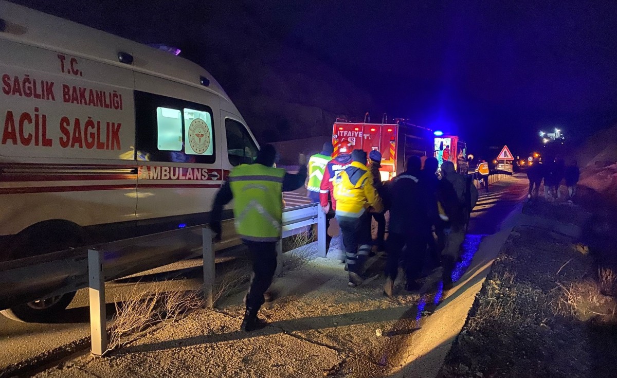 Tır şarampole devrildi: 2 ölü, 1 yaralı