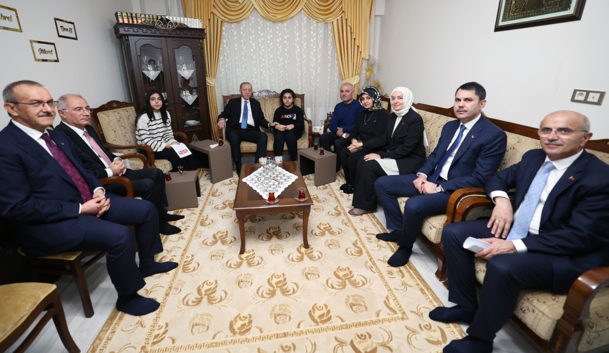Cumhurbaşkanı Erdoğan, daha önce evlerine ziyaret sözü verdiği aileyi ziyaret etti
