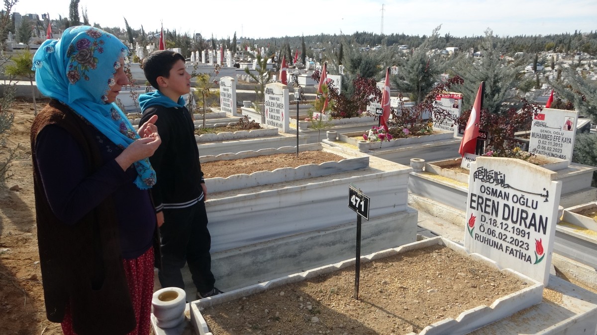 Depremzedeler mezarlıklarda gözyaşlarına hakim olamıyor