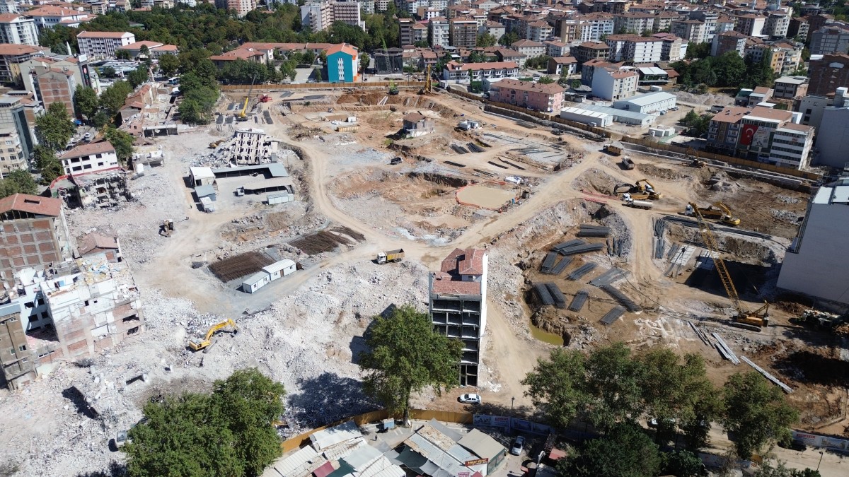 Yıkılan binaların sorumluları yargılanıyor