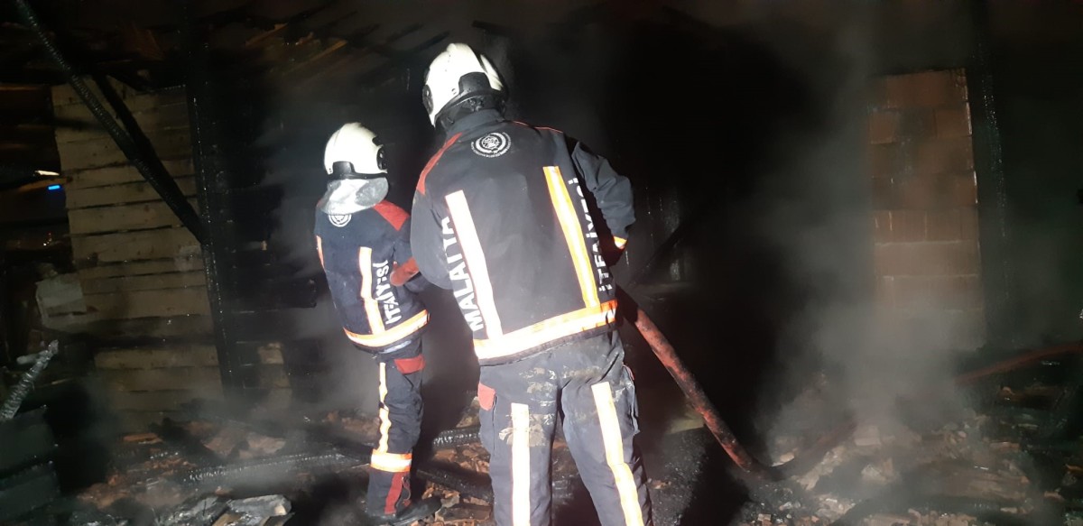 Hasarlı binada yangın çıktı