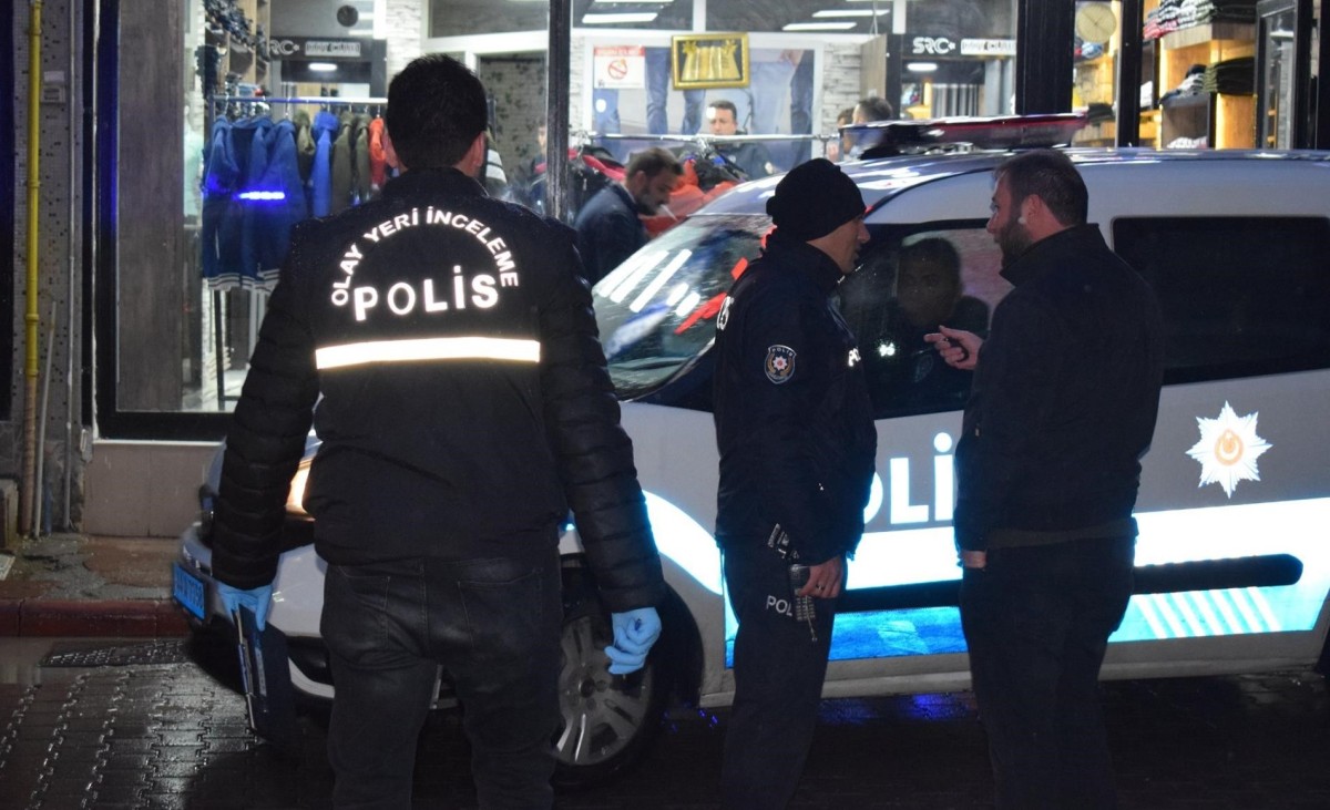 AVM'de bıçaklı kavga: 3 yaralı