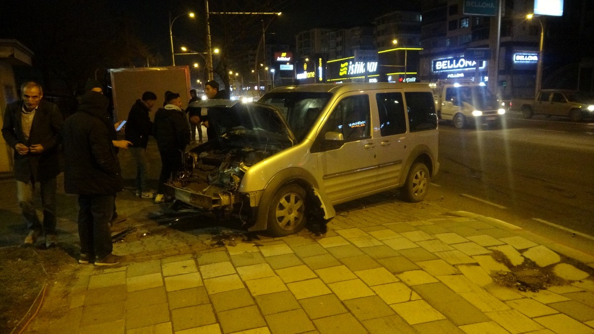 İki ayrı zincirleme kazada 8 araç birbirine girdi.