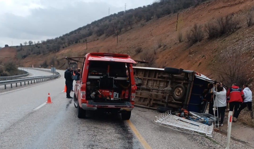 Kontrolden çıkan minibüs devrildi: 5 yaralı