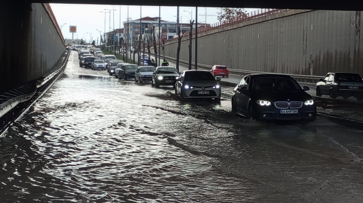 Sağanak etkili oluyor: Yollar göle döndü