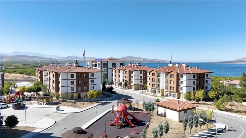 Bakan Kurum, TOKİ'nin yaptığı yeni konutlarına yerleşen depremzedelerin görüntülerini paylaştı