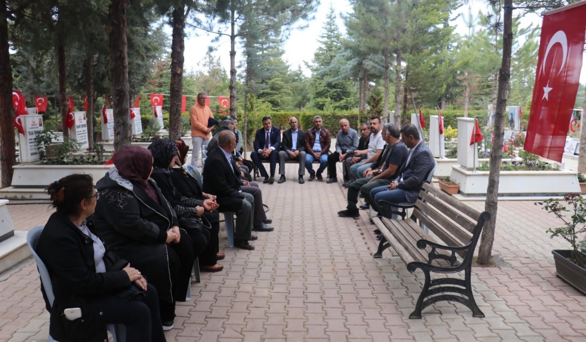 Gazi ve Şehit Aileleri Derneği'nde bayrak değişimi