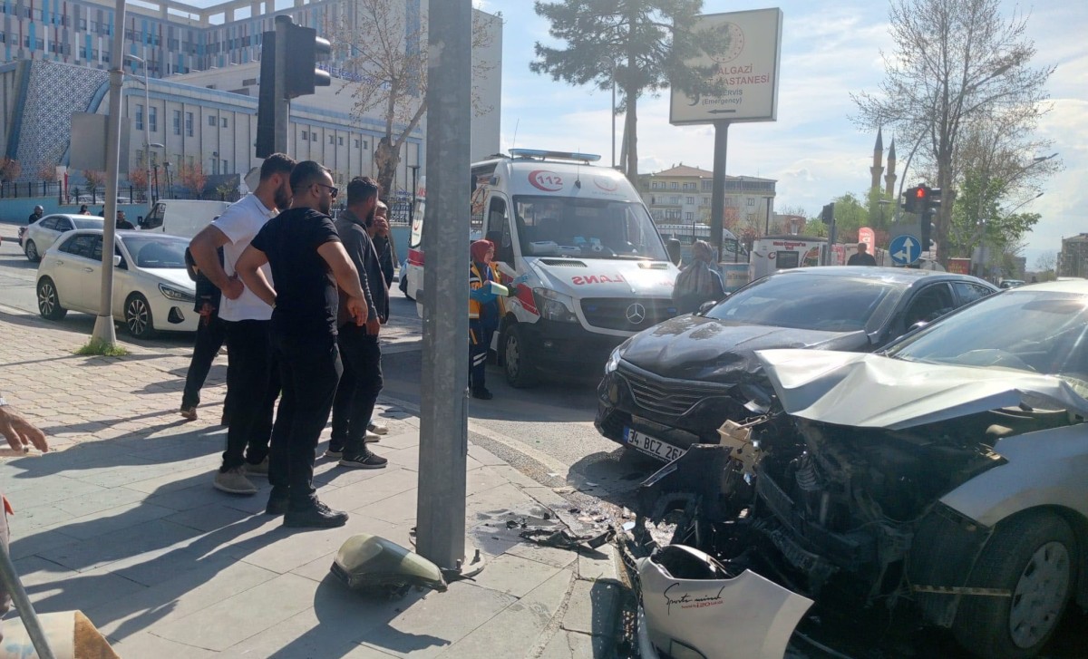 İki otomobilin çarpıştığı trafik kazasında 3 kişi yaralandı.