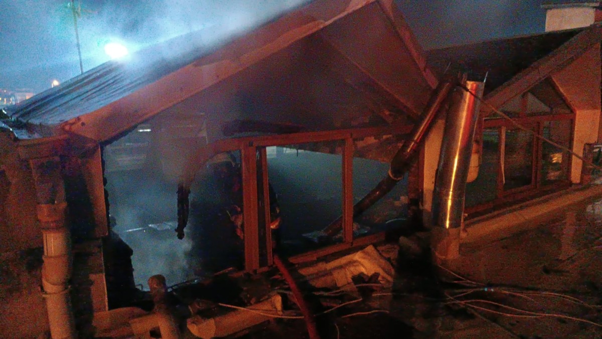 İşyeri çatısında çıkan yangın itfaiye tarafından söndürüldü