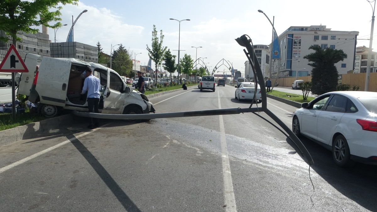 5 araçlı zincirleme kaza: 3 kilometrelik kuyruk oluştu