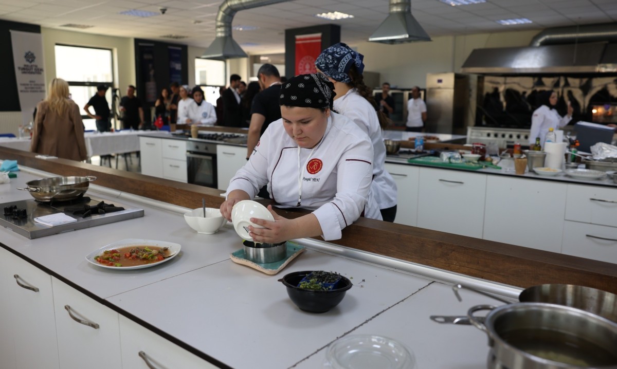 Gastronomi öğrencileri lezzet yarışında hünerlerini sergiledi