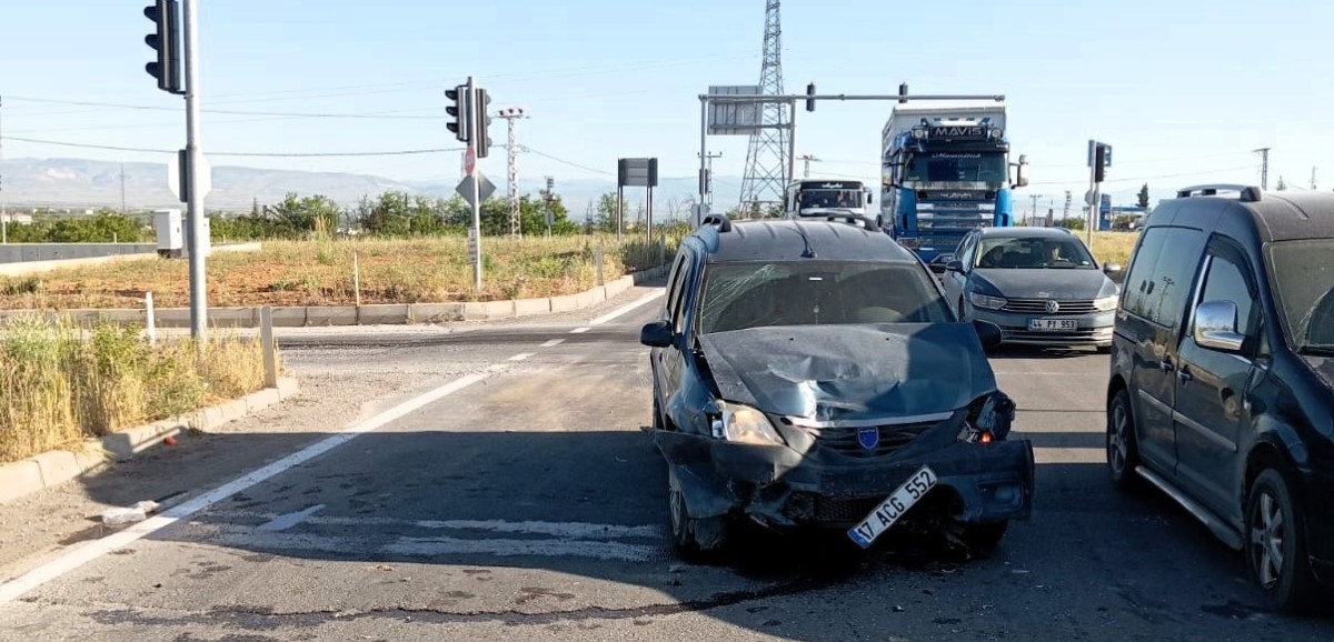 Işık ihlali nedeniyle meydana gelen kazada 3 kişi yaralandı