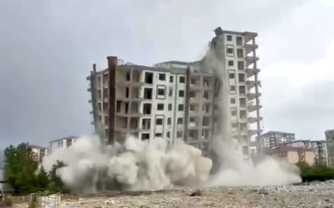 Hasarlı bina yıkımında iş makinesi operatörünün Türk bayrağı hassasiyeti