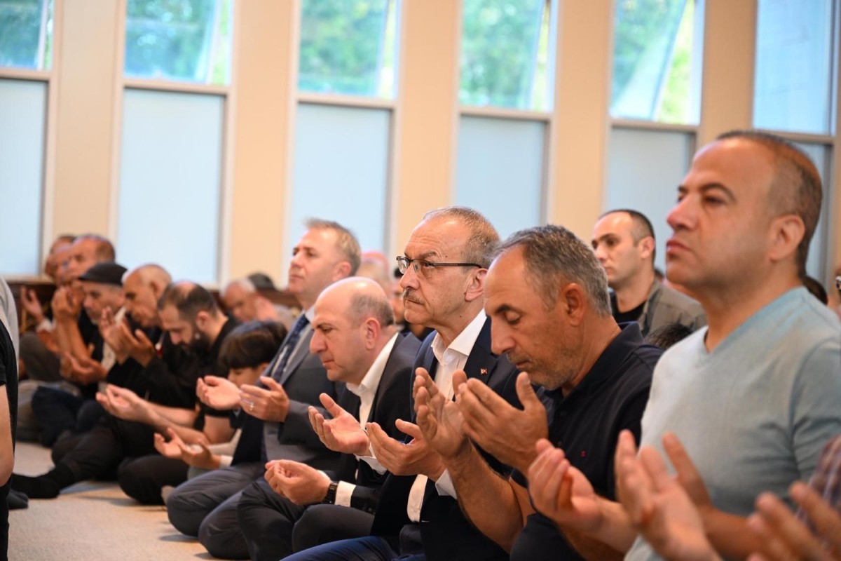 Vatandaşlar bayram namazı için camilere akın etti