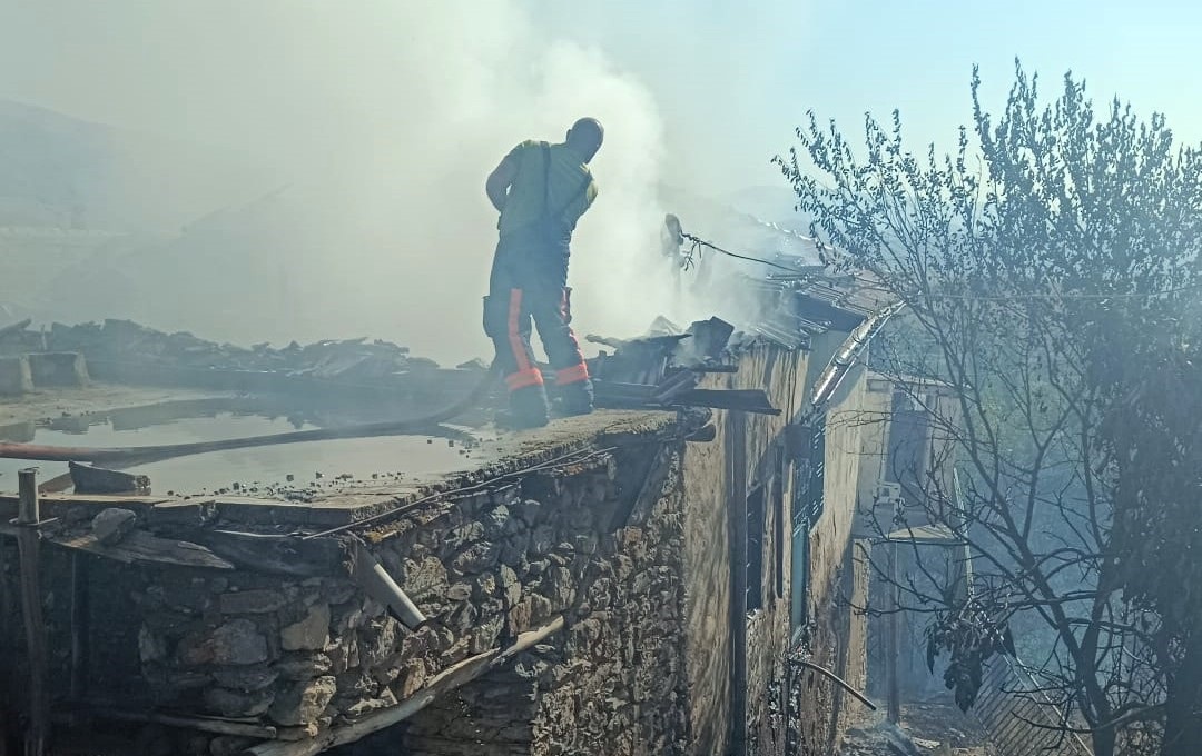 Kale'de  örtü yangını: 2 ev küle döndü