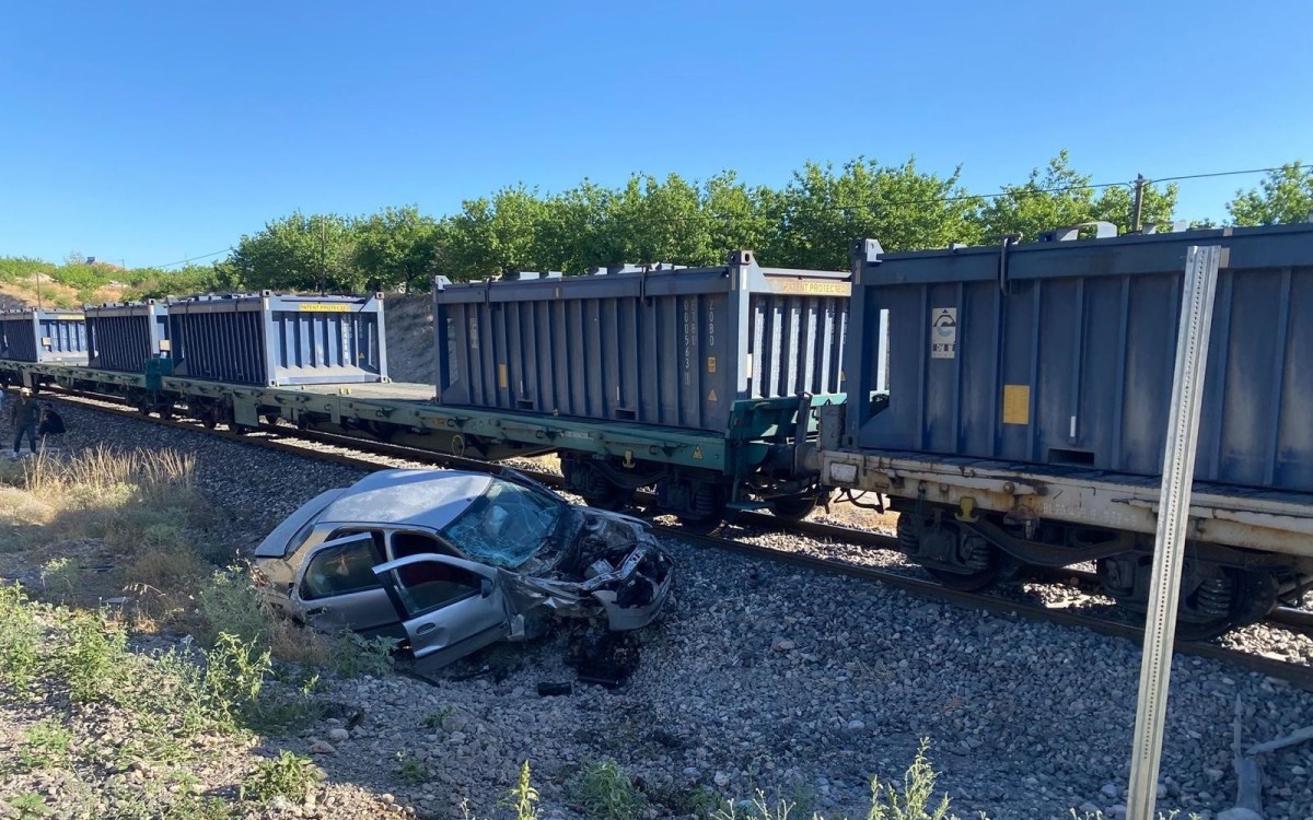 Yük treni hemzemin geçitte otomobile çarptı: 5 yaralı