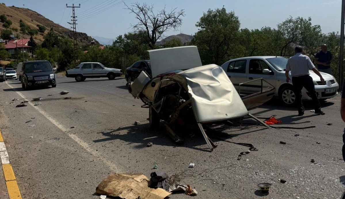 Aydınlatma direğine çarpan Tofaş ikiye bölündü: 1 yaralı