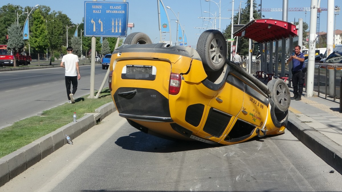 Devrilen ticari taksi ters döndü: 1 yaralı