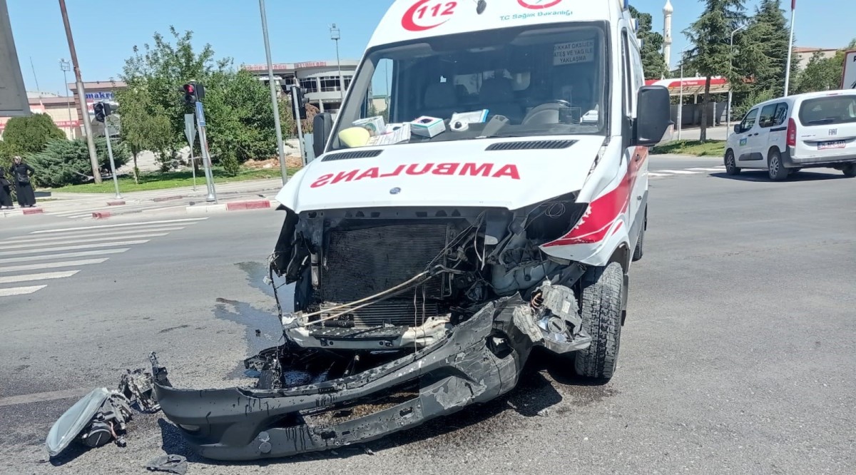 Kaza ihbarına giden ambulans kaza yaptı