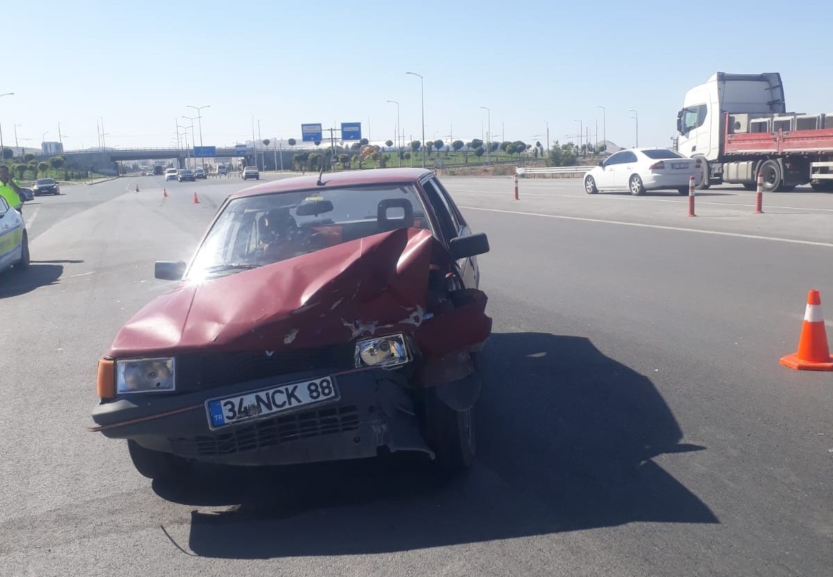 İki otomobil çarpıştı: 2 yaralı