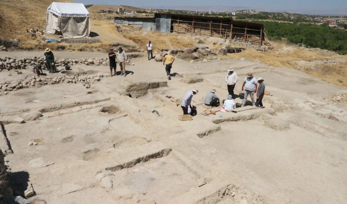 Depremde hasar alan Arslantepe Höyüğü'ndeki kale duvarları onarılıyor