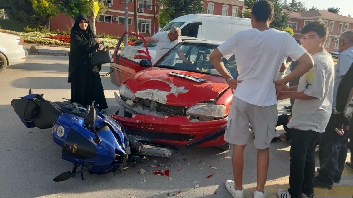 Otomobil ile motosiklet çarpıştı: 1 yaralı
