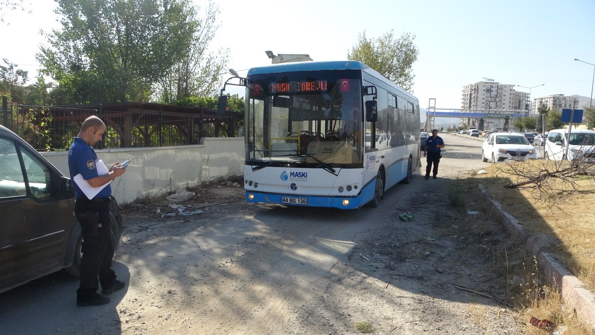 Servis aracına çarpan motosiklet sürücüsü ağır yaralandı