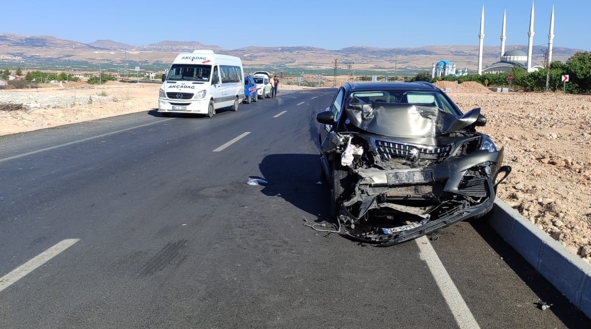 Minibüs ile otomobil çarpıştı: 9 yaralı