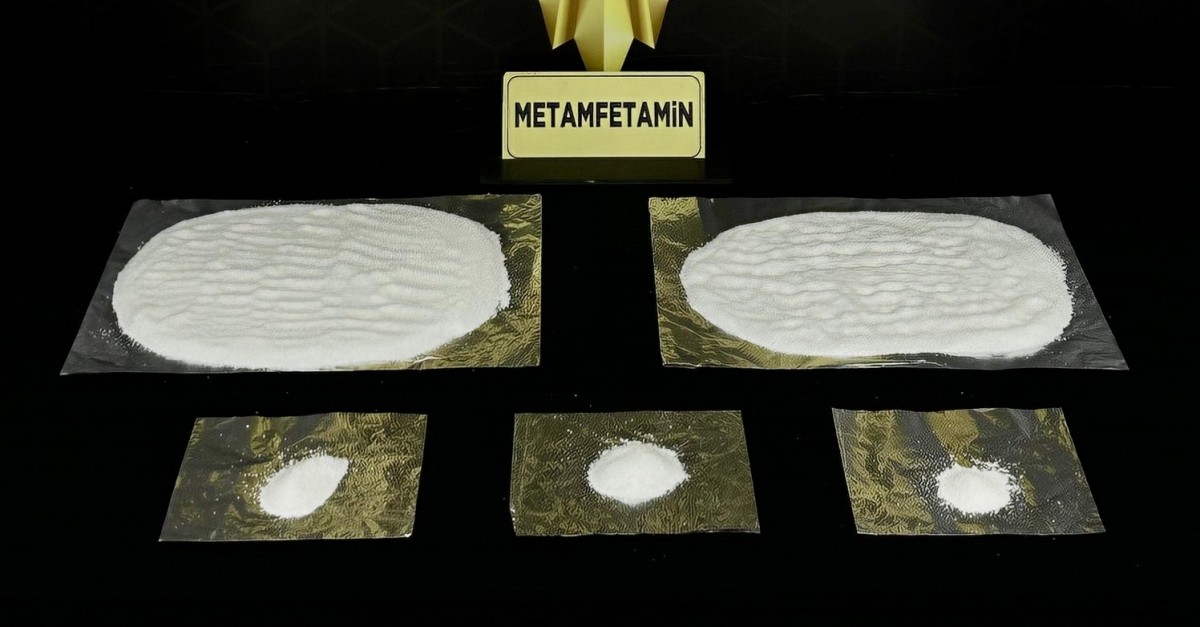 Sokak satıcılarına yönelik düzenlenen operasyonda 745 gram metamfetamin ele geçirildi