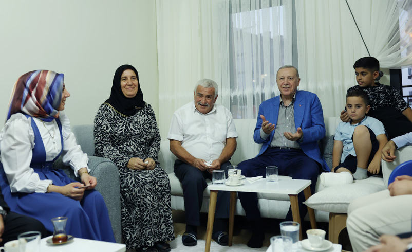 Cumhurbaşkanı Erdoğan depremzede aileyi yeni yuvalarında ziyaret etti