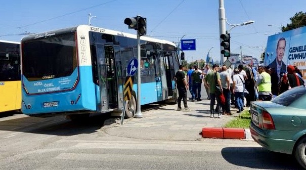 MAŞTİ kavşağında kaza, otomobil ile otobüs çarpıştı