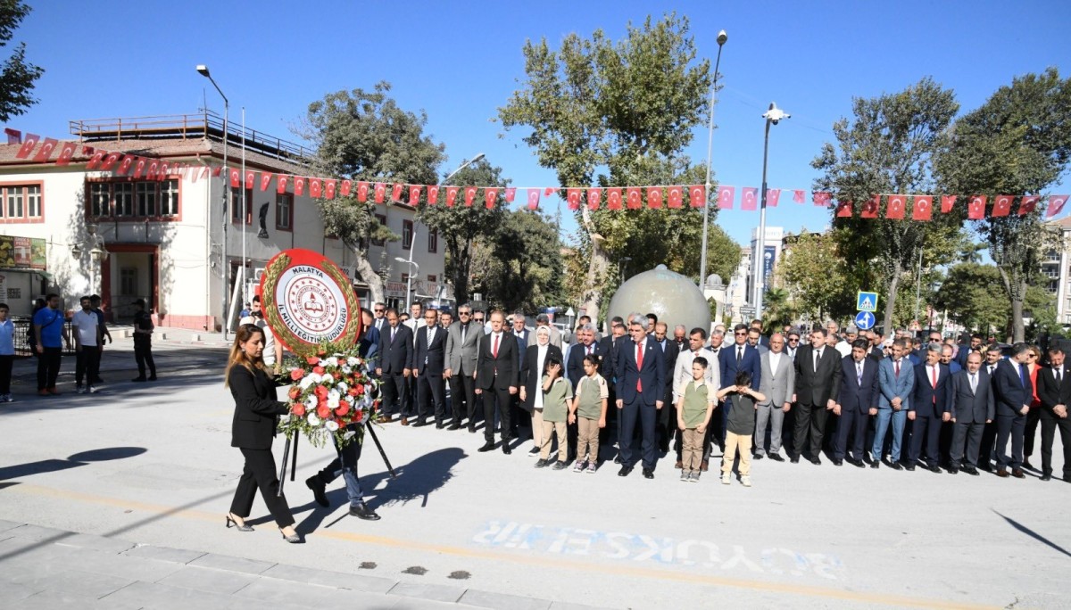 İlköğretim Haftası Çelenk Sunma Töreni Düzenlendi