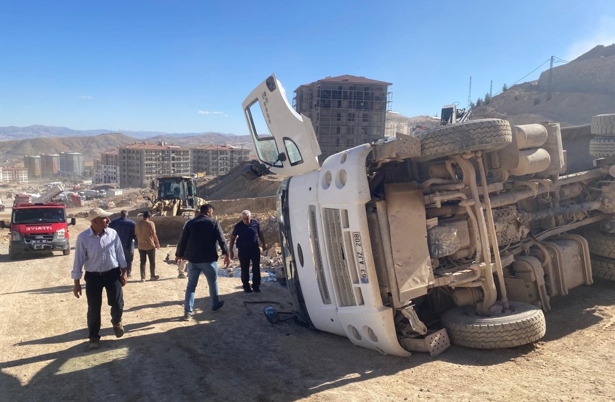 Şantiyede Kamyon Devrildi: 1 Yaralı