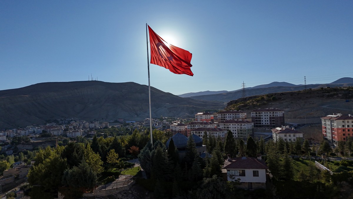  Hasan Gazi Türbesi ve Şehitlik Anıtı'na 50 metrelik bayrak direği yerleştirildi