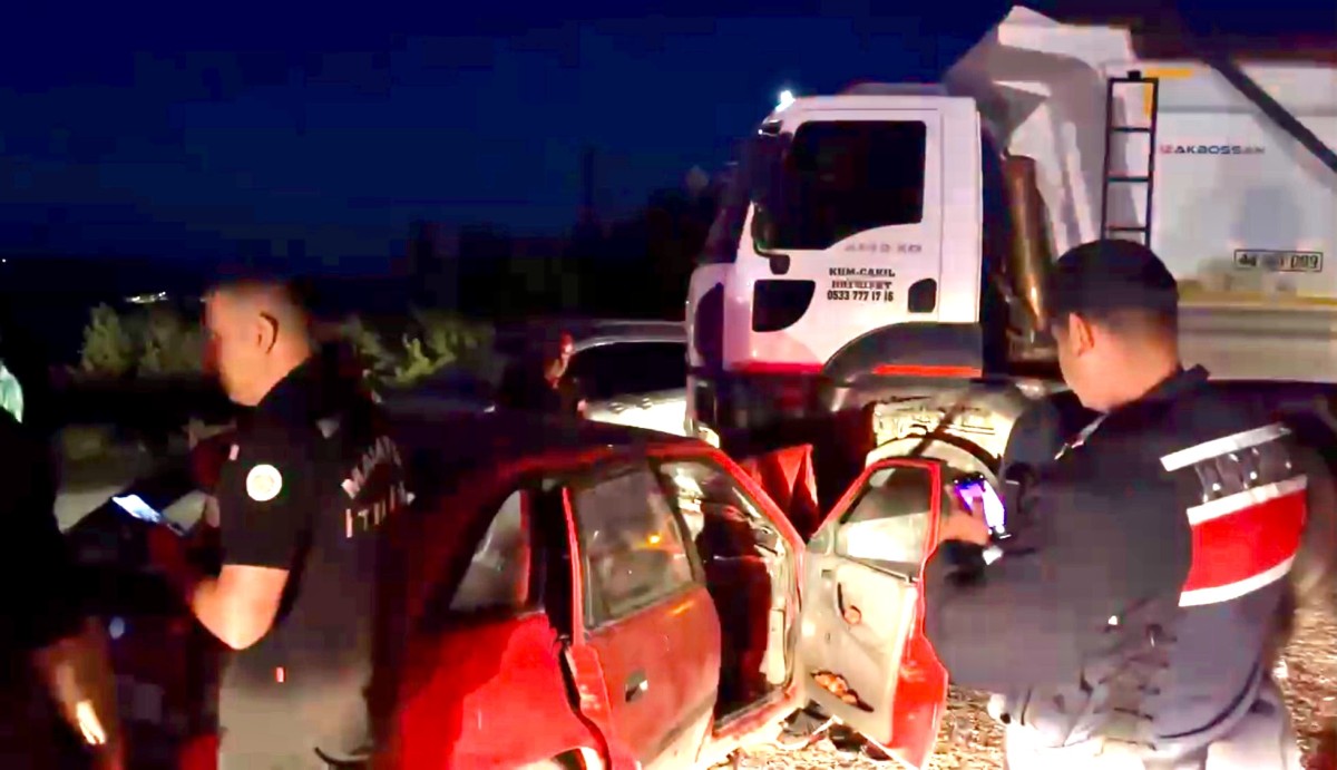 Hafriyat Kamyonu İle Otomobil Çarpıştı: 1 Ölü, 1 Yaralı