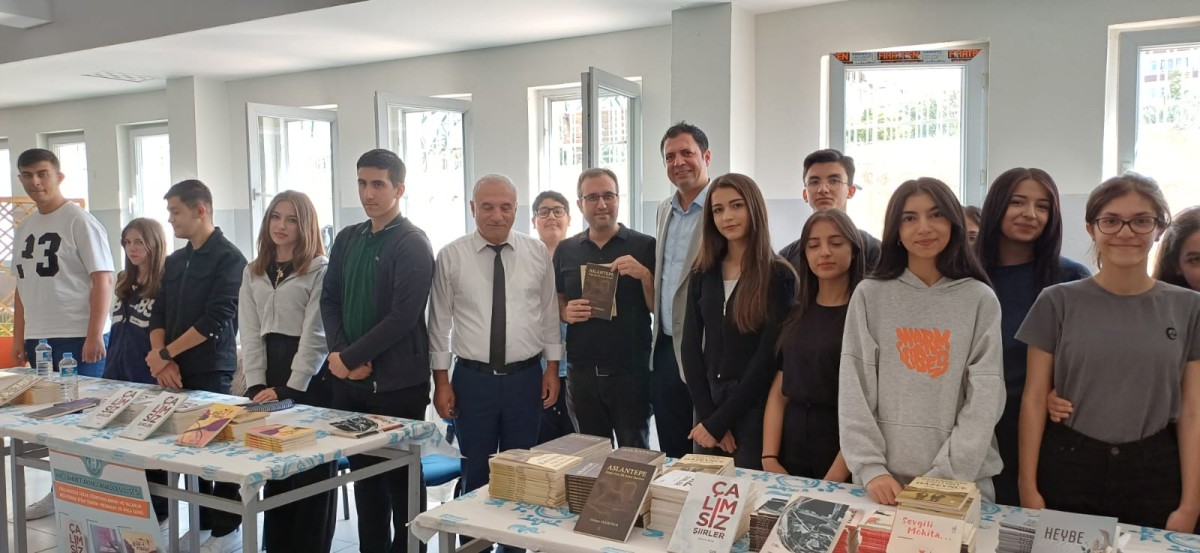 Cumhuriyet Anadolu Lisesi Öğrenci ve Öğretmen Kitapları Tanıtım ve İmza Günü Etkinliği