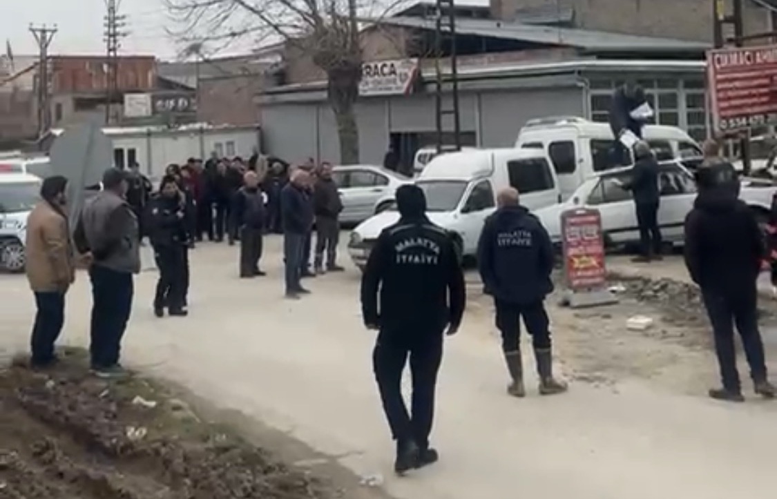Esnaf Kendini Yakmakla Tehdit Etti: Polis İkna Etti