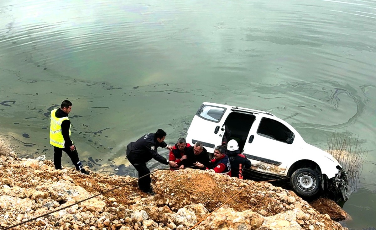 Beylerderesi Göleti’ne doğru yuvarlanan otomobil, suya düşmesine ramak kala durdu