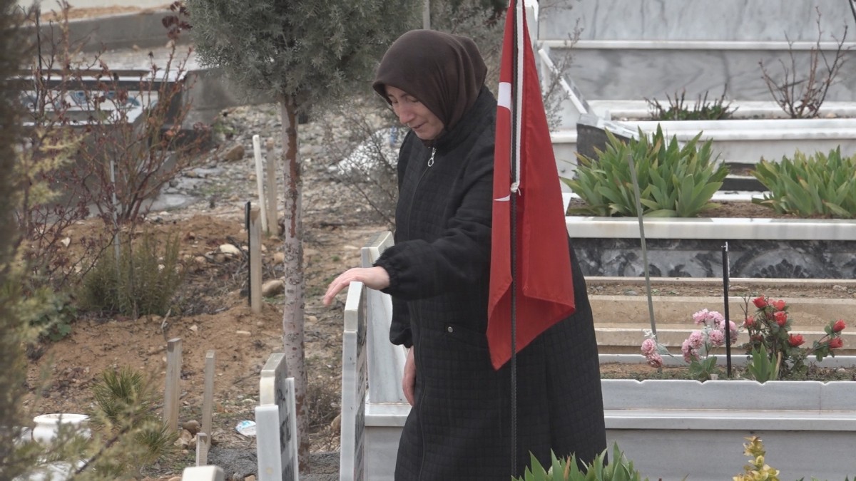 Bayram Sabahı Deprem Şehitliğinde Gözyaşları Dinmedi