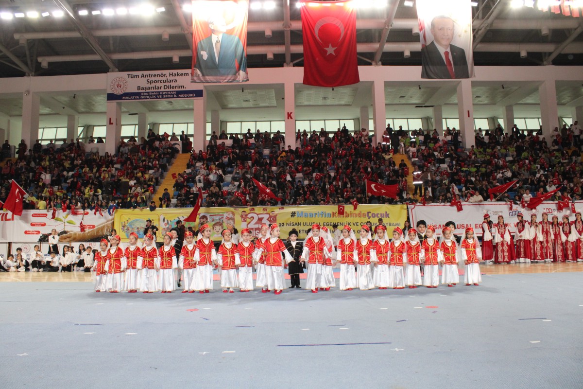  23 Nisan Coşkusu Salona Sığmadı