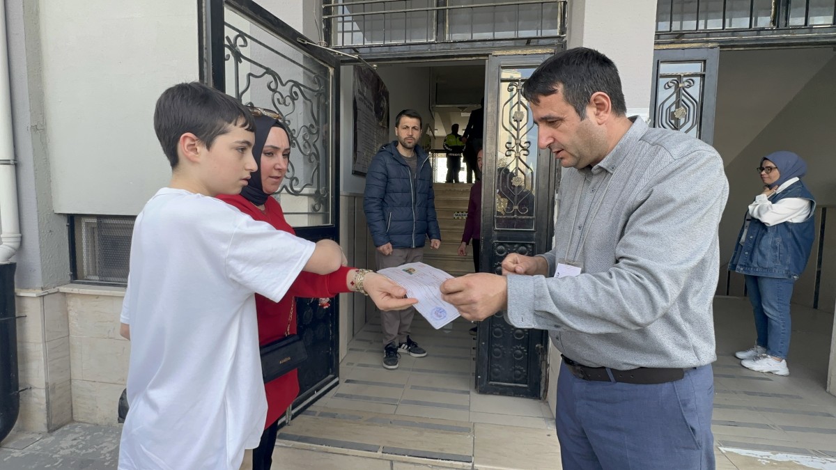 19 Bin Öğrenci Bursluluk Sınavında Ter Döktü