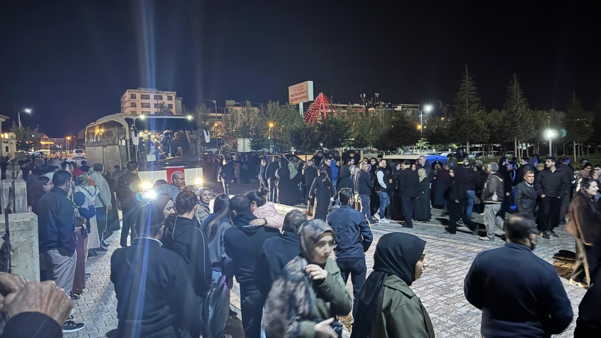 İlk Hac Kafilesi Gözyaşlarıyla Uğurlandı