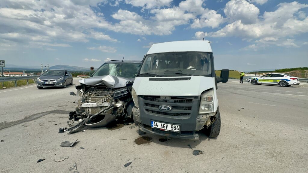 İki Araç Çarpıştı: 8 Yaralı