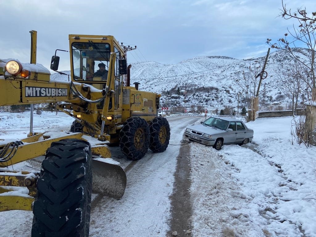 Kar nedeniyle kapalı 72 mahalle yolunda çalışmalar sürüyor