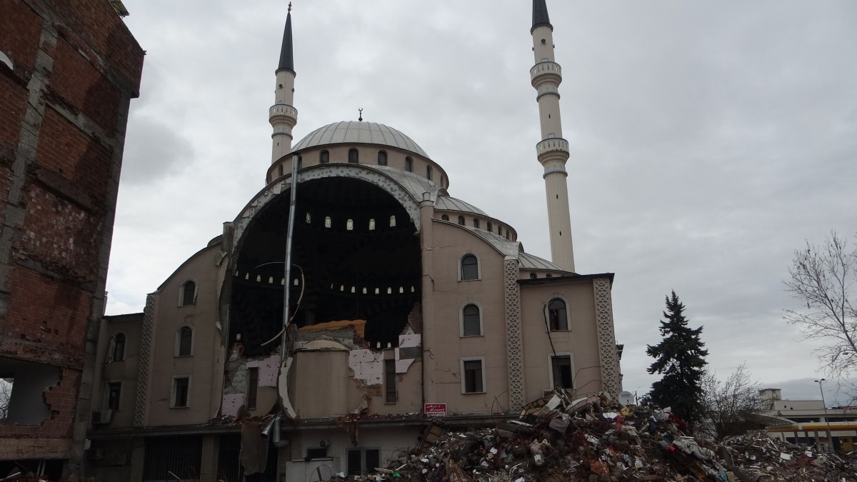 Depremde hasar alan camiyi gören bir daha bakıyor
