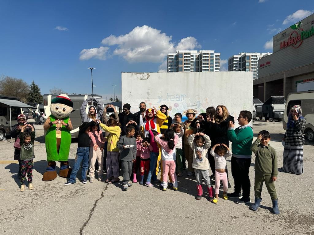 Ömer Konakçı ve ekibi, 27 Mart'ı depremzede çocuklarla kutladı